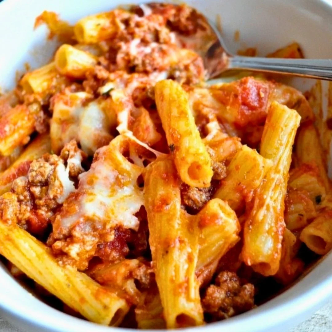 A serving of gluten free baked ziti topped with cheese and herbs.