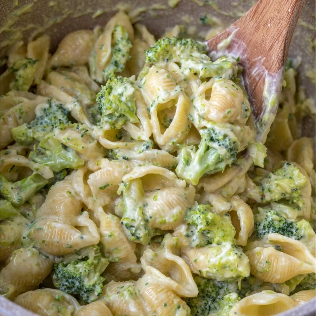 One-pot broccoli mac and cheese dish with creamy cheese sauce and fresh broccoli.