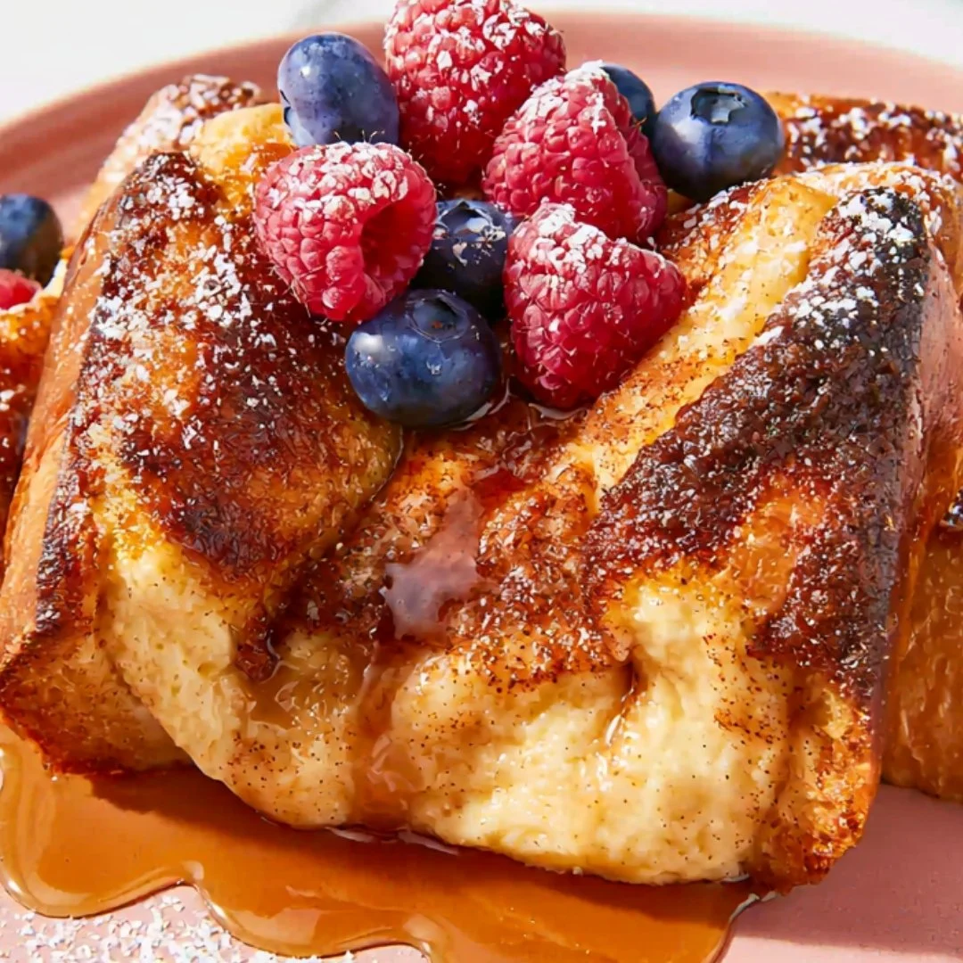 Delicious breakfast recipes featuring eggs, pancakes, and fresh fruits.